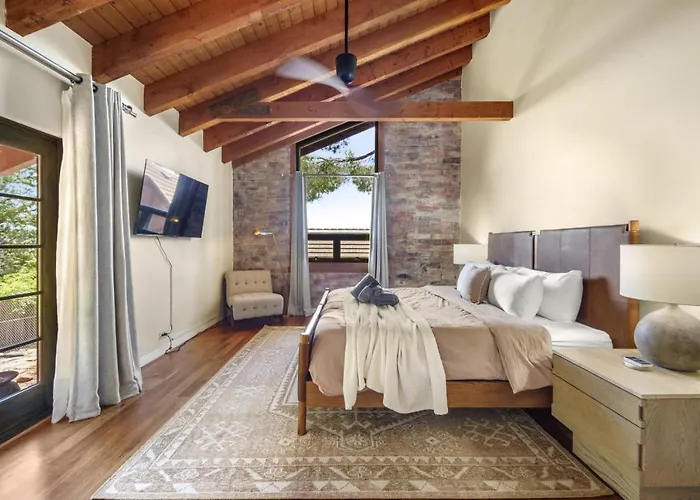 Stunning Chapel With Incredible Views Hottub Holiday home *